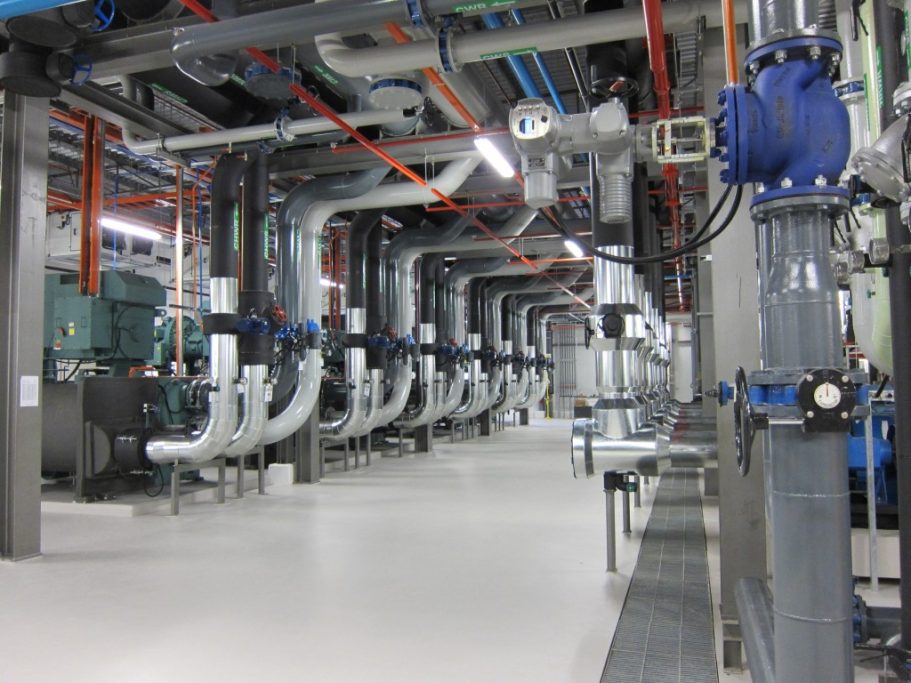 Chiller Yard Industrielle Umgebung mit Rohren und Maschinen in einem modernen Gebäude.